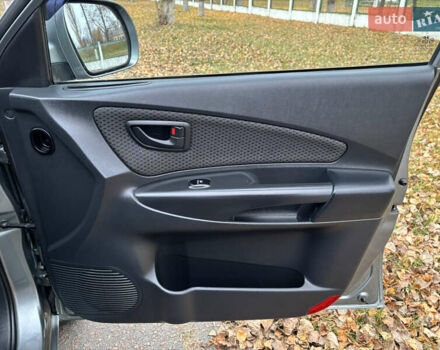 Серый Хендай Туксон, объемом двигателя 1.98 л и пробегом 77 тыс. км за 10500 $, фото 18 на Automoto.ua