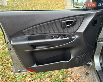 Серый Хендай Туксон, объемом двигателя 1.98 л и пробегом 77 тыс. км за 10500 $, фото 12 на Automoto.ua