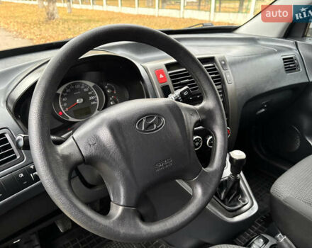 Серый Хендай Туксон, объемом двигателя 1.98 л и пробегом 77 тыс. км за 10500 $, фото 23 на Automoto.ua