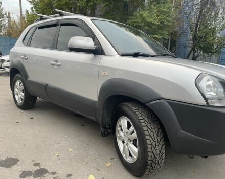 Серый Хендай Туксон, объемом двигателя 2 л и пробегом 116 тыс. км за 9999 $, фото 3 на Automoto.ua