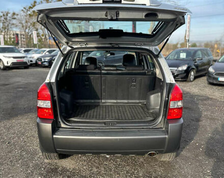 Сірий Хендай Туксон, об'ємом двигуна 1.98 л та пробігом 210 тис. км за 9999 $, фото 11 на Automoto.ua