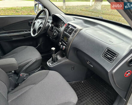 Серый Хендай Туксон, объемом двигателя 1.98 л и пробегом 77 тыс. км за 10500 $, фото 19 на Automoto.ua