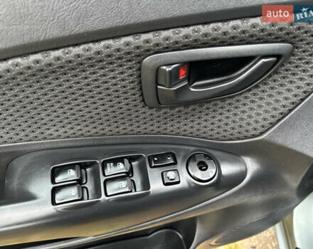 Серый Хендай Туксон, объемом двигателя 1.98 л и пробегом 77 тыс. км за 10500 $, фото 11 на Automoto.ua