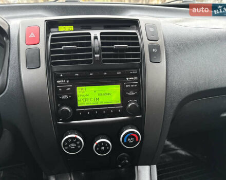 Серый Хендай Туксон, объемом двигателя 1.98 л и пробегом 77 тыс. км за 10500 $, фото 25 на Automoto.ua