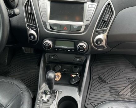 Серый Хендай Туксон, объемом двигателя 2.4 л и пробегом 164 тыс. км за 12500 $, фото 6 на Automoto.ua