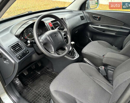 Серый Хендай Туксон, объемом двигателя 1.98 л и пробегом 77 тыс. км за 10500 $, фото 9 на Automoto.ua