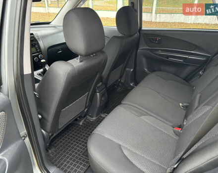 Серый Хендай Туксон, объемом двигателя 1.98 л и пробегом 77 тыс. км за 10500 $, фото 13 на Automoto.ua