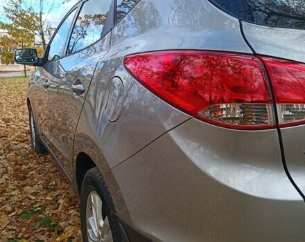 Сірий Хендай Туксон, об'ємом двигуна 2 л та пробігом 183 тис. км за 13900 $, фото 4 на Automoto.ua