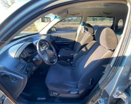 Сірий Хендай Туксон, об'ємом двигуна 2 л та пробігом 256 тис. км за 8900 $, фото 2 на Automoto.ua