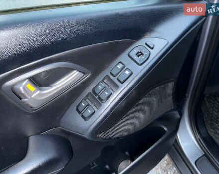 Сірий Хендай Туксон, об'ємом двигуна 1.69 л та пробігом 282 тис. км за 12000 $, фото 26 на Automoto.ua