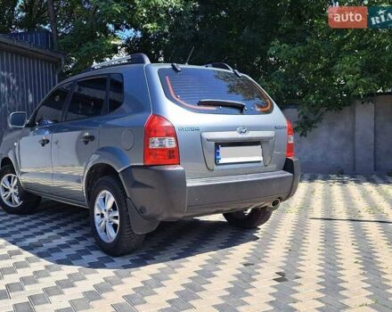 Серый Хендай Туксон, объемом двигателя 1.98 л и пробегом 206 тыс. км за 8500 $, фото 6 на Automoto.ua