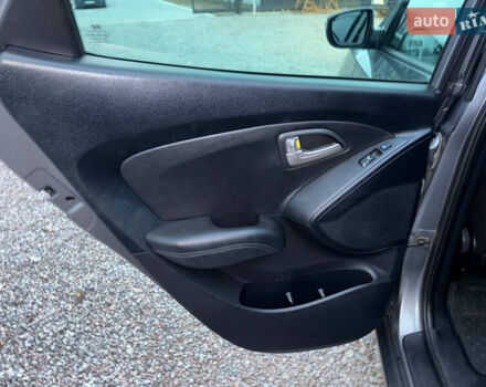 Сірий Хендай Туксон, об'ємом двигуна 1.69 л та пробігом 282 тис. км за 12000 $, фото 36 на Automoto.ua