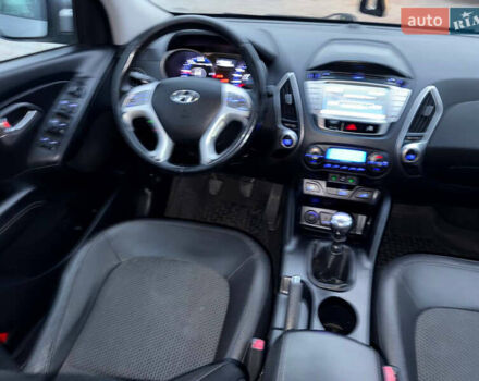 Сірий Хендай Туксон, об'ємом двигуна 1.69 л та пробігом 282 тис. км за 12000 $, фото 44 на Automoto.ua