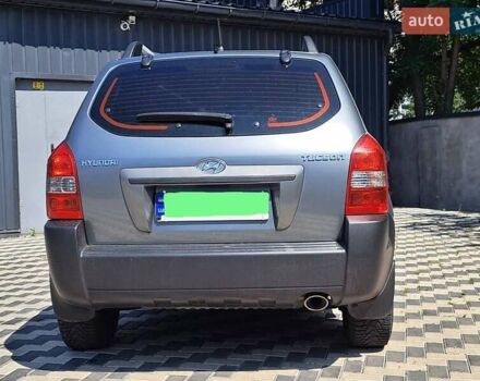 Серый Хендай Туксон, объемом двигателя 1.98 л и пробегом 206 тыс. км за 8500 $, фото 3 на Automoto.ua