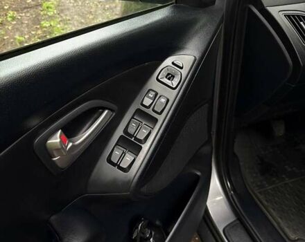 Сірий Хендай Туксон, об'ємом двигуна 1.7 л та пробігом 279 тис. км за 11400 $, фото 3 на Automoto.ua
