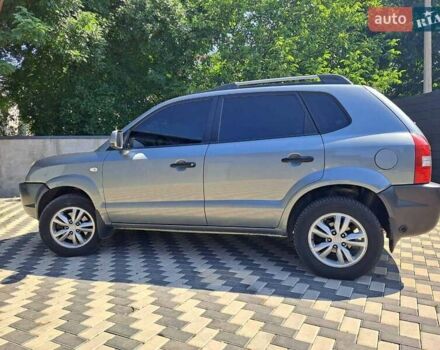 Серый Хендай Туксон, объемом двигателя 1.98 л и пробегом 206 тыс. км за 8500 $, фото 1 на Automoto.ua