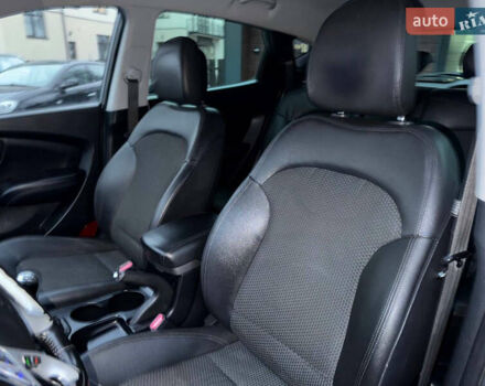 Сірий Хендай Туксон, об'ємом двигуна 1.69 л та пробігом 282 тис. км за 12000 $, фото 30 на Automoto.ua