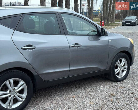 Сірий Хендай Туксон, об'ємом двигуна 1.69 л та пробігом 282 тис. км за 12000 $, фото 18 на Automoto.ua