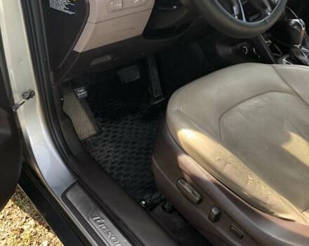 Сірий Хендай Туксон, об'ємом двигуна 2.36 л та пробігом 150 тис. км за 11500 $, фото 3 на Automoto.ua