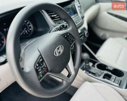 Серый Хендай Туксон, объемом двигателя 2 л и пробегом 79 тыс. км за 15500 $, фото 5 на Automoto.ua