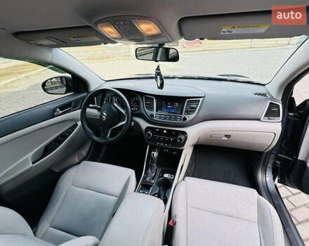 Серый Хендай Туксон, объемом двигателя 2 л и пробегом 79 тыс. км за 15500 $, фото 9 на Automoto.ua