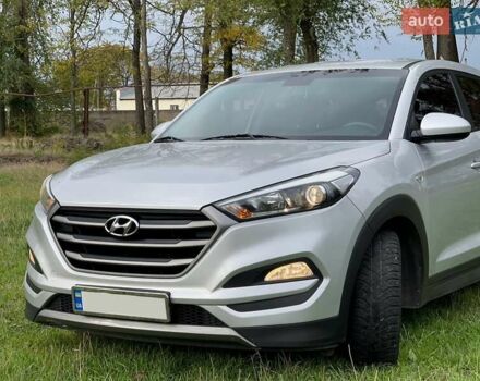 Серый Хендай Туксон, объемом двигателя 2 л и пробегом 260 тыс. км за 18000 $, фото 2 на Automoto.ua