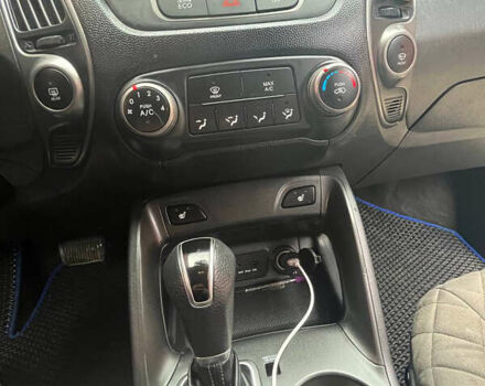 Сірий Хендай Туксон, об'ємом двигуна 2 л та пробігом 141 тис. км за 13500 $, фото 18 на Automoto.ua