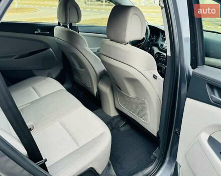 Серый Хендай Туксон, объемом двигателя 2 л и пробегом 79 тыс. км за 15500 $, фото 11 на Automoto.ua