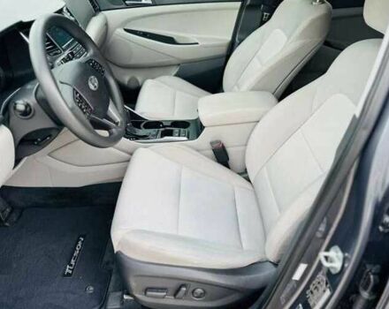 Серый Хендай Туксон, объемом двигателя 2 л и пробегом 79 тыс. км за 13500 $, фото 4 на Automoto.ua