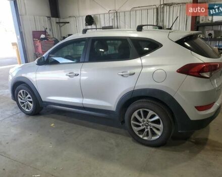 Сірий Хендай Туксон, об'ємом двигуна 2 л та пробігом 128 тис. км за 2700 $, фото 1 на Automoto.ua