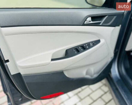 Серый Хендай Туксон, объемом двигателя 2 л и пробегом 79 тыс. км за 15500 $, фото 3 на Automoto.ua