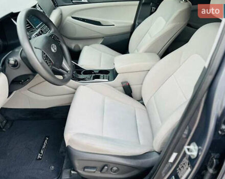 Серый Хендай Туксон, объемом двигателя 2 л и пробегом 79 тыс. км за 15500 $, фото 4 на Automoto.ua