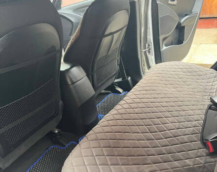 Сірий Хендай Туксон, об'ємом двигуна 2 л та пробігом 141 тис. км за 13500 $, фото 20 на Automoto.ua