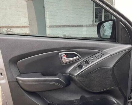 Серый Хендай Туксон, объемом двигателя 1.69 л и пробегом 293 тыс. км за 12950 $, фото 54 на Automoto.ua