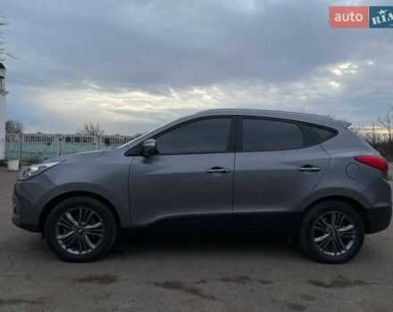 Серый Хендай Туксон, объемом двигателя 1.69 л и пробегом 293 тыс. км за 12950 $, фото 2 на Automoto.ua