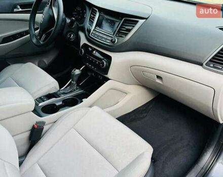 Серый Хендай Туксон, объемом двигателя 2 л и пробегом 79 тыс. км за 15500 $, фото 8 на Automoto.ua