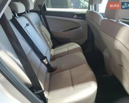 Сірий Хендай Туксон, об'ємом двигуна 2 л та пробігом 128 тис. км за 2700 $, фото 10 на Automoto.ua