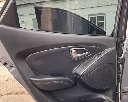 Серый Хендай Туксон, объемом двигателя 1.69 л и пробегом 293 тыс. км за 12950 $, фото 51 на Automoto.ua