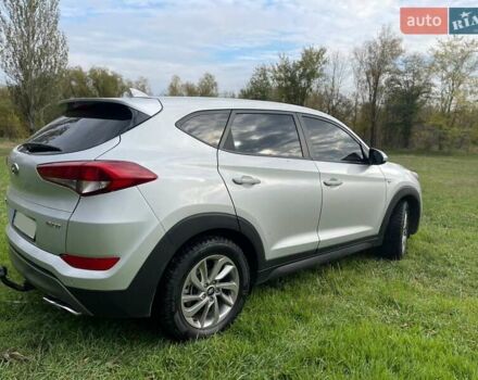 Серый Хендай Туксон, объемом двигателя 2 л и пробегом 260 тыс. км за 18000 $, фото 1 на Automoto.ua
