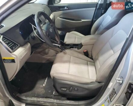 Сірий Хендай Туксон, об'ємом двигуна 2 л та пробігом 128 тис. км за 2700 $, фото 6 на Automoto.ua