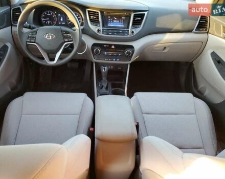 Серый Хендай Туксон, объемом двигателя 2 л и пробегом 111 тыс. км за 2400 $, фото 7 на Automoto.ua