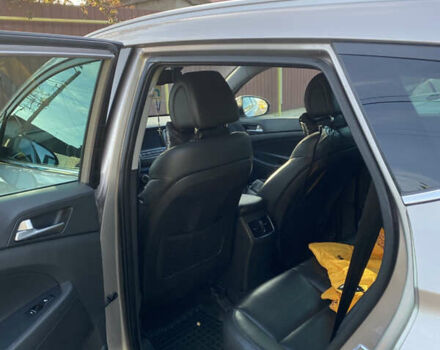 Серый Хендай Туксон, объемом двигателя 2 л и пробегом 168 тыс. км за 19000 $, фото 4 на Automoto.ua