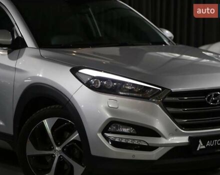 Серый Хендай Туксон, объемом двигателя 2 л и пробегом 126 тыс. км за 19400 $, фото 3 на Automoto.ua