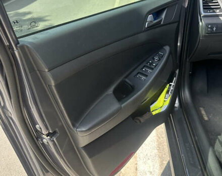 Серый Хендай Туксон, объемом двигателя 2 л и пробегом 166 тыс. км за 20500 $, фото 5 на Automoto.ua