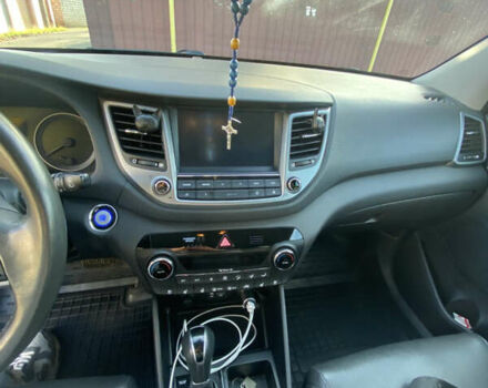 Серый Хендай Туксон, объемом двигателя 2 л и пробегом 168 тыс. км за 19000 $, фото 9 на Automoto.ua