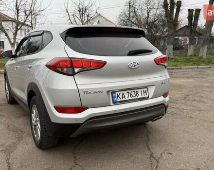 Сірий Хендай Туксон, об'ємом двигуна 2 л та пробігом 206 тис. км за 16000 $, фото 5 на Automoto.ua