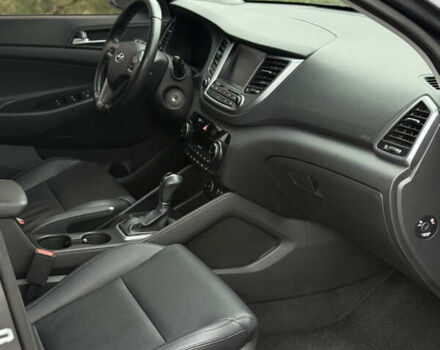 Серый Хендай Туксон, объемом двигателя 2 л и пробегом 195 тыс. км за 15000 $, фото 12 на Automoto.ua