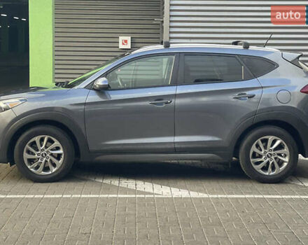 Серый Хендай Туксон, объемом двигателя 2 л и пробегом 125 тыс. км за 15600 $, фото 5 на Automoto.ua