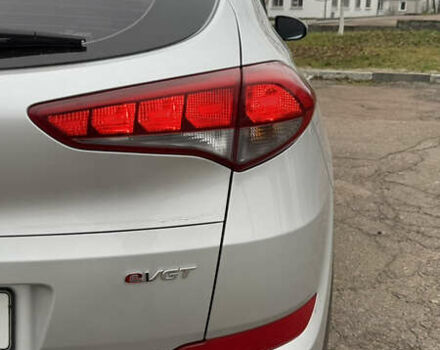 Сірий Хендай Туксон, об'ємом двигуна 2 л та пробігом 206 тис. км за 16000 $, фото 6 на Automoto.ua