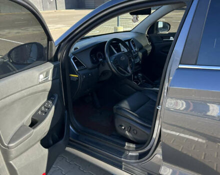 Серый Хендай Туксон, объемом двигателя 1.69 л и пробегом 184 тыс. км за 17000 $, фото 4 на Automoto.ua